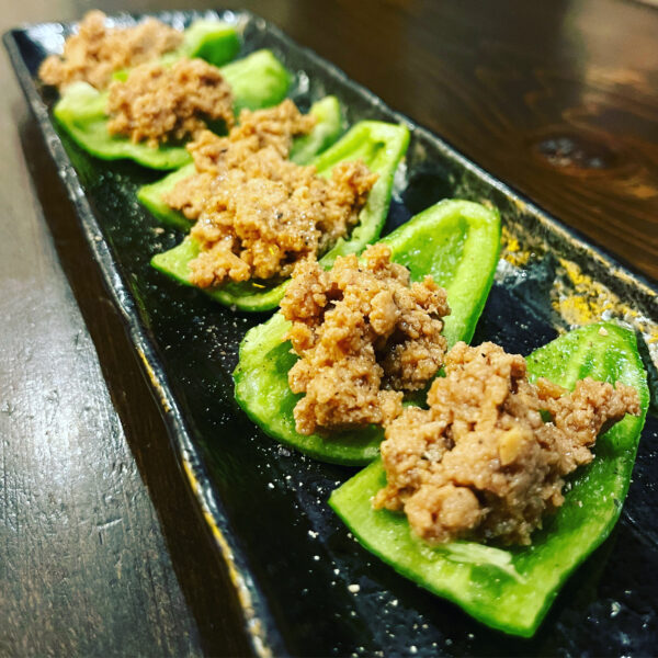 肉味噌と生ピーマン
